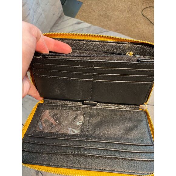 Steve Madden Wristlet/Wallet Like New Mustard Colored Zipper Close - Picture 8 of 8
